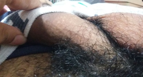 fotosgaysincensura:  Hetero peludo 😍  Qué selva tiene me encanta 🙈  Rebloguea para más 