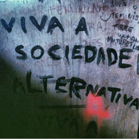 E eu sigo. E eu sinto. E eu minto.