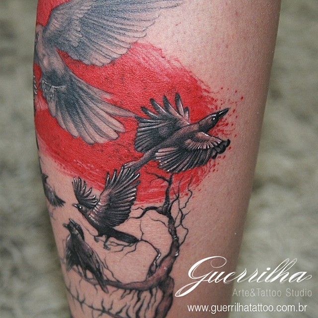 Guerrilha Tattoo — Close no corvo pequeno! #crow #bird #tattoo...