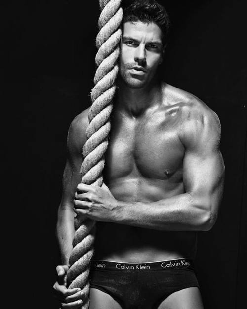 Tie me up, tie me down, whichever you like. But do it with style. And a massive rope. Stunner @miti