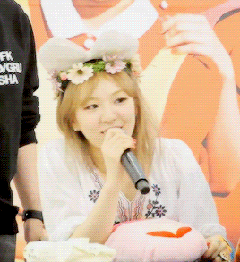 rookies-:  wendy get shocked after accidentally speak loud on the mic and apologise 