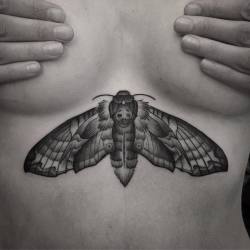 noksi33:  Underboob sphinx on Madeline ! Merci pour ta confiance et bon retour à Cognac !  A bientôt pour la suite !  #prayForUSA #noksi #noksitattoo #butterflytattoo #sphinx #sphinxtattoo #bordeaux #tatouagebordeaux #blackworkerssubmission #darkartists