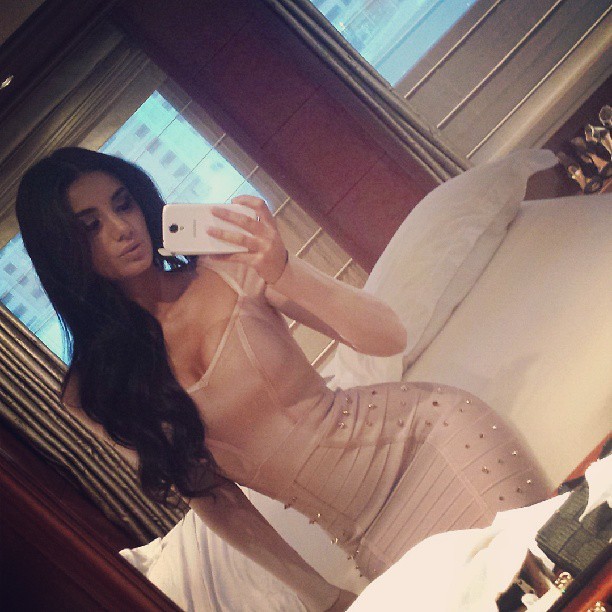 Sexy Girls in Tight Dresses & Skirts