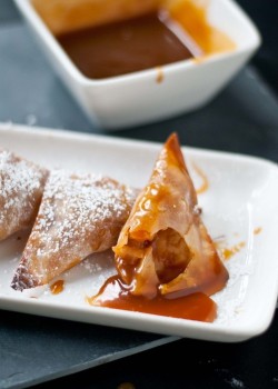 in-my-mouth:  Wonton Apple Pies with Caramel