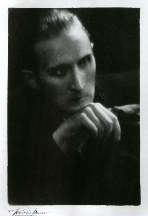 padegs:  Kārlis Padegs, photographed by Henrihs Bauers, probably in his personal photo salon,1939 or