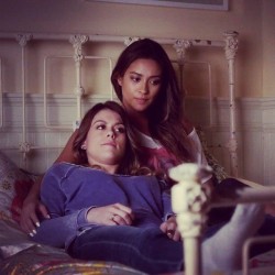 I just wanna real love  #ShayMitchell #LinsayShaw #Pll #LoveIsLove