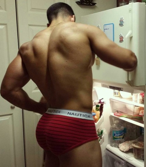 sirdicklover:  kt1700:   This Thick phatty A “Str8 guy” who loves to show off his glutes…  A royal who likes,to look And I’m guessing YOU do too Right #sirdicklover 