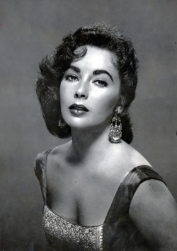 theniftyfifties:  Elizabeth Taylor 