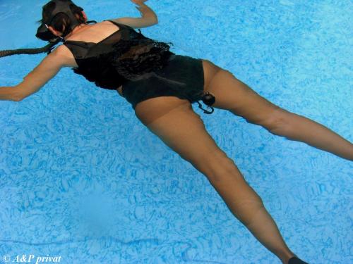 fetischfan100:Abkühlung im Pool….natürlich in Strumpfhose und Dildopanty