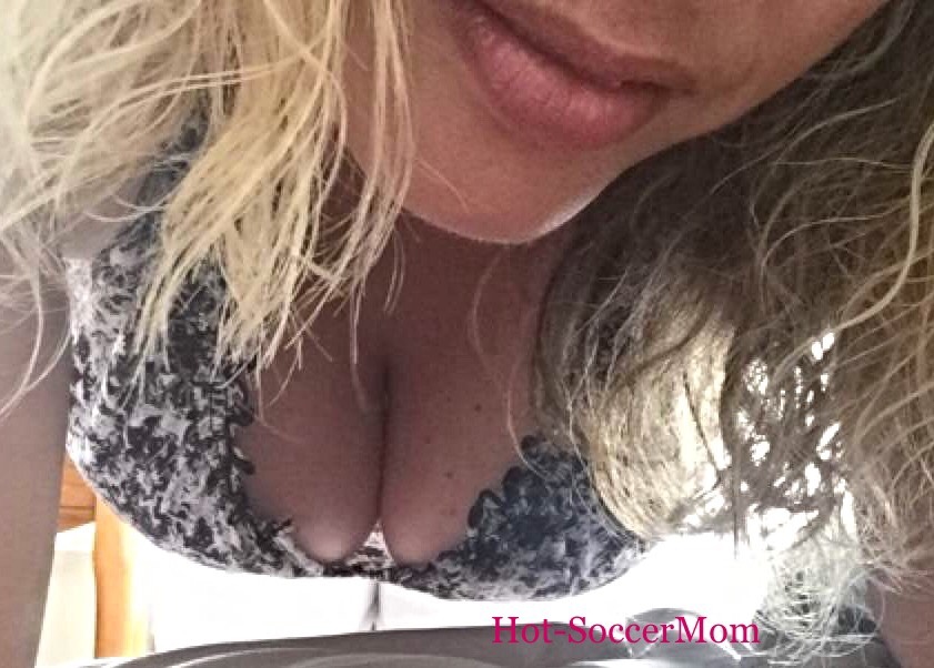 hot-soccermom:  Another photo set that I sent to my husband to brighten his day.