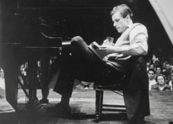 barcarole:  Glenn Gould before a concert,