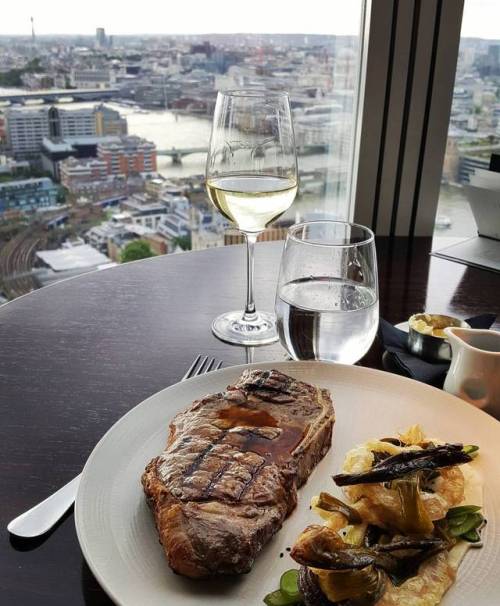 Spoilt me. Dinner with an amazing view. #shard #london #aquashard #steak #sirloin #foodporn #foodief