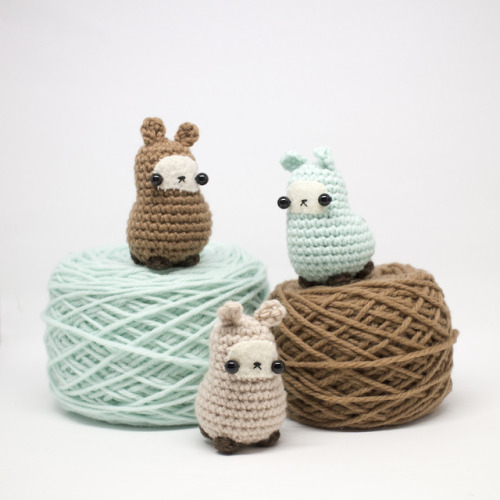 The crochet pattern for these little llamas is finally here!You can get it in my shop now.