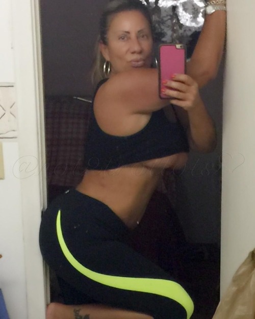 Squat time…build that bootielicious bootie I’m losing lol #sexyness #milf #mature #over50 #olderisbetter #lovemycurves #lovemyfollowers #thickfit #bignaturals #Hot2trottots