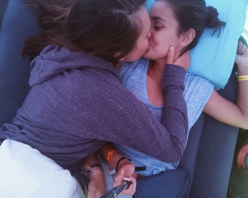 gayestlesbian:  👭