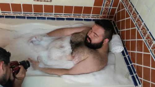 jaredbear:  El detras de camaras de las fotos en la bañera xD 