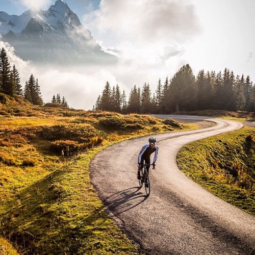 theredhatrunner:  Después de la carga… Descarga. #goodmorning #getoutside #outdoors #bike #bikes #ro