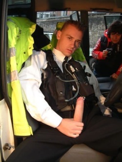 commandolover:  Hot men don’t need underwear: hot men go commando!  http://commandolover.tumblr.com/  Love a uniform