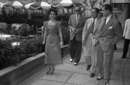  Time capsule: Elizabeth Taylor (with her second husband, Michael Wilding) visiting Madrid, Spain, i