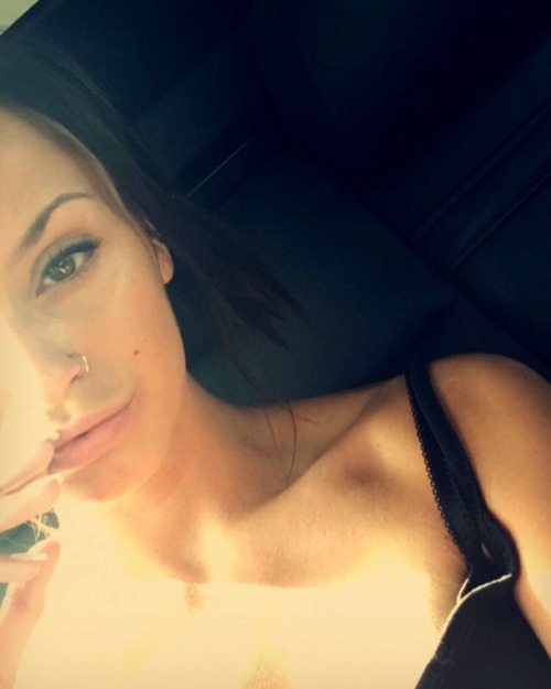 specialeditions69: U ABSOLUTELY hafta follow this chic…I mean fucking wow and tell her we sent ya @m