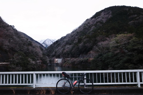 1.9 monMorning gravel ride①冬枯れた丹沢の林道へ。林道の入り口では遥か遠くに見えていた雪が、進むにつれ道を覆うようになる。♫カノン 　 &ldquo;Janis Crunch