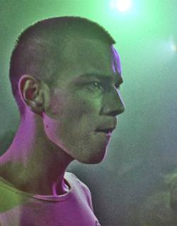 pretonobranco77:    Ewan McGregor in “Trainspotting” directed by Danny Boyle, 1996    buli van 