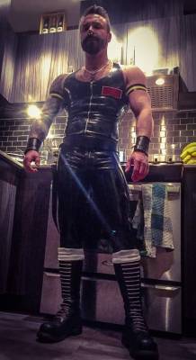 thirstformuscledaddies:  divo7ii:Rubberpunk80   Woof Oink and all that in-between 🔥🔥🥵🥵😈😈🐺🐺🐷🐷