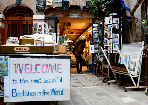 smartgirlsattheparty: Libreria Acqua Alta, Venezia. We want to go to there.