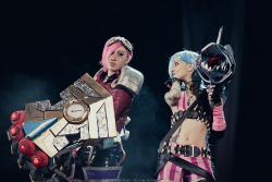 universalcosplayunited:  Vi and Jinx Cosplay (League Of Legends) by Lika-Lu