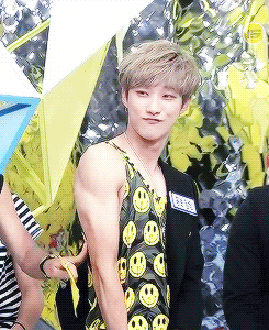 pandreos: jinyoung showing his arm muscle
