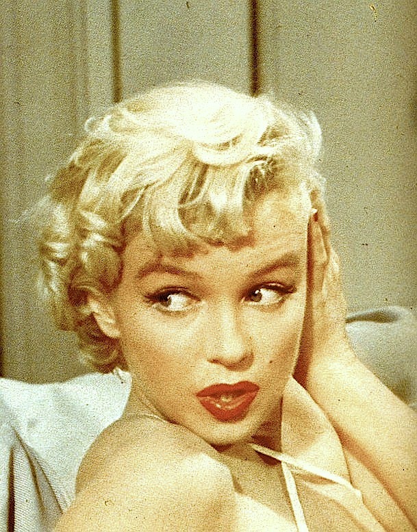 missingmarilyn:  Marilyn Monroe on the set of The Seven Year Itch, 1954. 