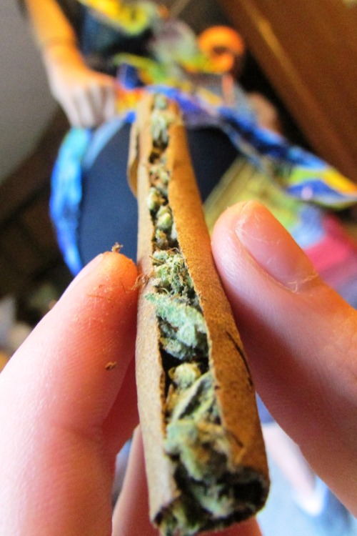 weedyindeedy: 1st blunt of the night that i rolled, oh and my friends assss