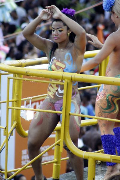 Dançarinas pintando no carnaval da Bahia  .  Pimenta no rabo é TINTA 