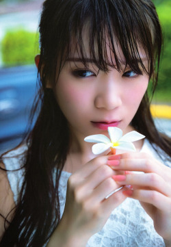 voz46:  Akimoto Manatsu 1st Photobook 「Manatsu