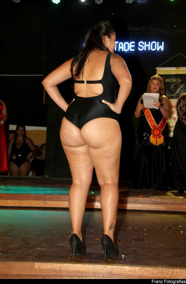 planetofthickbeautifulwomen:      @ The Desfile . Garota Plus size Outono Inverno