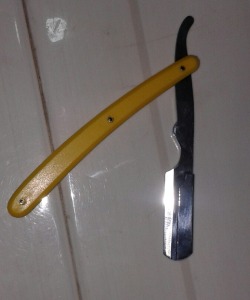 studsnpuds:  A razor used in Muslim ritual circumcisions. Thanks pakistani-cock7 for the submission  Wow! Wonder how many it&rsquo;s cut