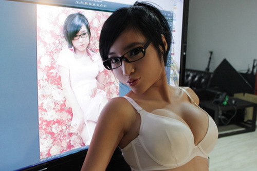 There’s just something seductive about Asians wearing glasses :P