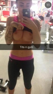 Super fit babe flashing her tits in a gym