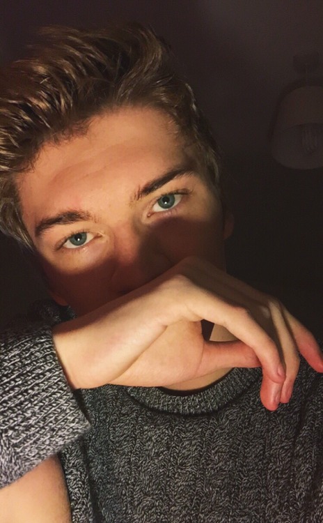cunt0z:  two selfies for the price of one 