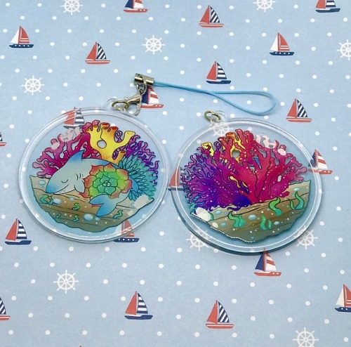  This little shark is enjoying its time in this colourful terrarium! This charm is 2 inch and double