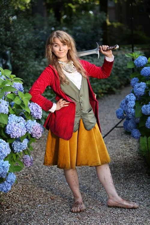 foxybadger42: allicsirpartjoker: My female bilbo cosplay at castlefest 2013 Look at my other half &a