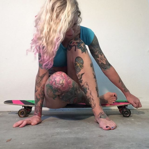 imagen de tattoo una mujer tumbada en el suelo con una patineta