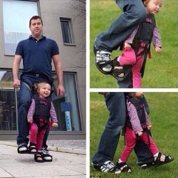 muneraaah:  alia10:  اب يفصل حذاء مشترك بينه و بين ابنته المشلوله ليشعرها بالمشي 💖  💔❤️❤️