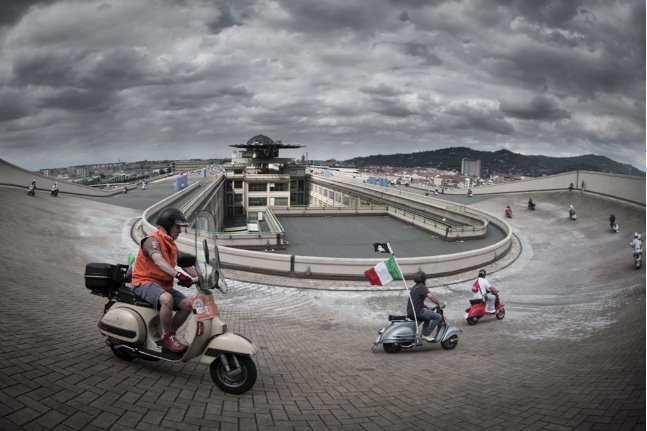 vespapapapa:  Rooftop riding!! Love Vespa!! Thanks Fiat!!