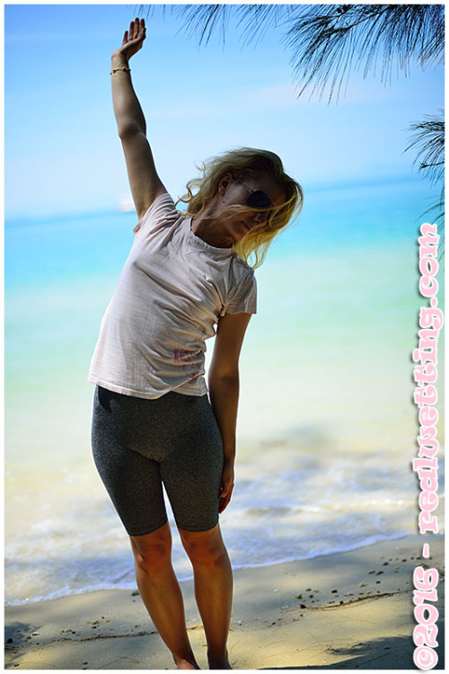 On a beautiful beach, while stretching, I peed my fitness pants and I entered fully clothe