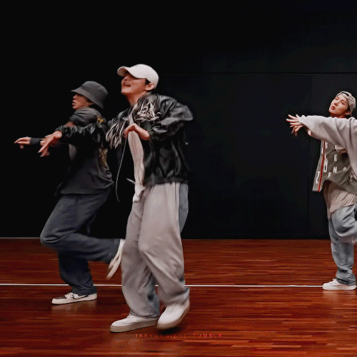 THE WAY TAEHYUNG MOVES IS DRIVING ME CRAZY