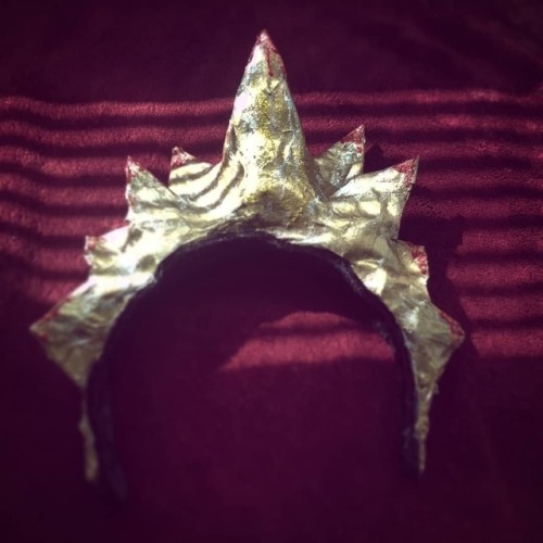 You should see me in a crown…. #CountdownToCosplay #NYCC19 #nycc #cosplayaccessories #evilque