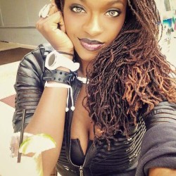 curlynugrowth:Oooo @katanamalone makes #sisterlocks look so good! via IG http://ift.tt/1sdm3ik