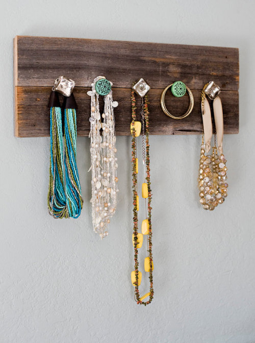 Loving these homemade DIY necklace holders! Make them YOURSELF! Click here for the DIY tutorial&hell