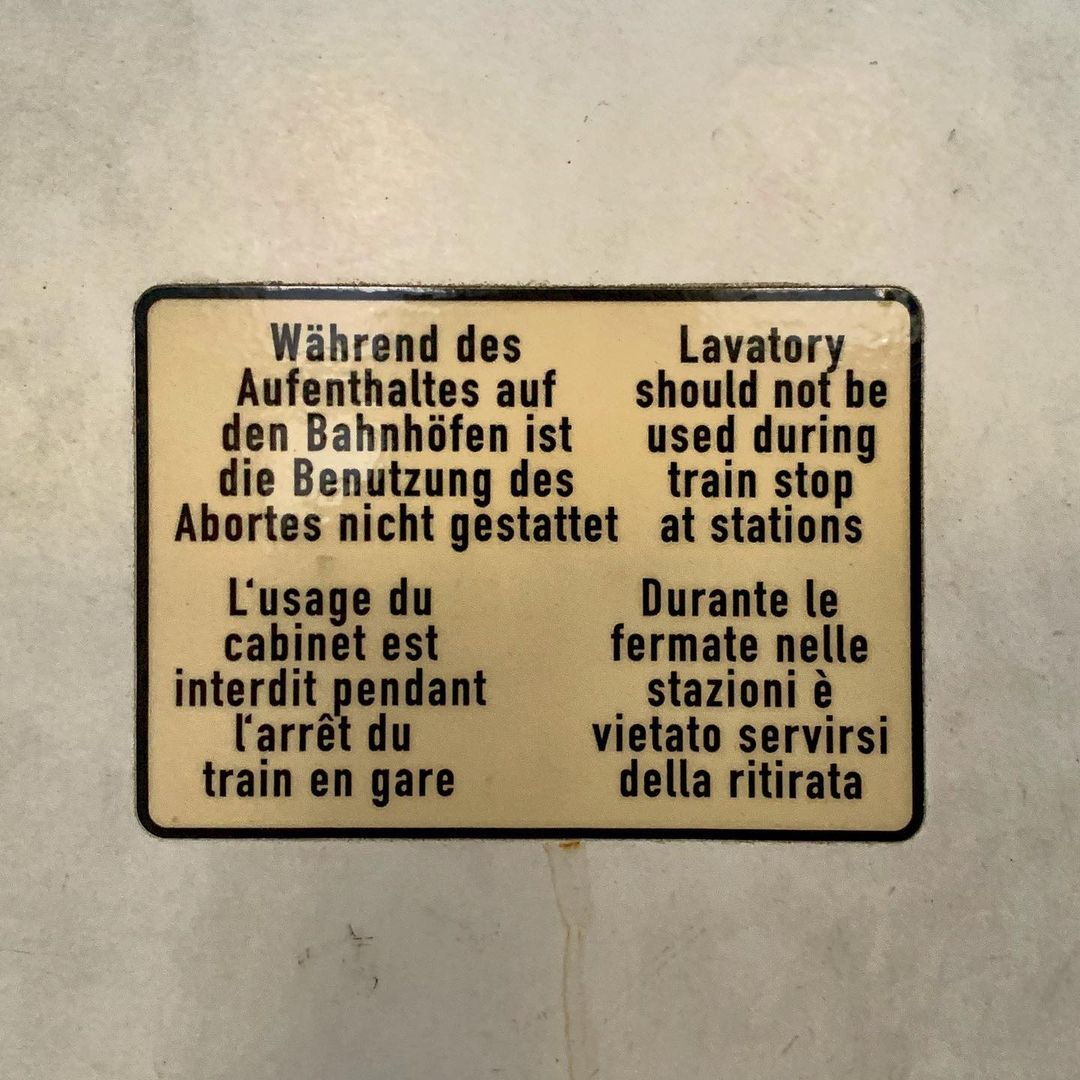 Während des Aufenthaltes auf den Bahnhöfen ist die Benutzung des Abortes nicht gestattet
Uuups, zu spät gesehen 🧻😆🚽
#wahnhinweis #historischerdampfzug #nikolausfahrt #ulmereisenbahnfreunde #sektionettlingen #abortmission (hier: Karlsruhe...